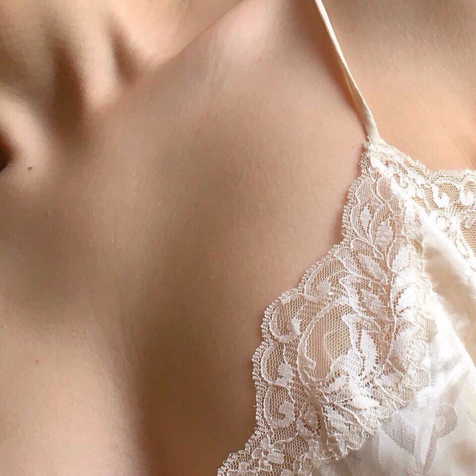 Красивая женская грудь в бюстгальтере фото