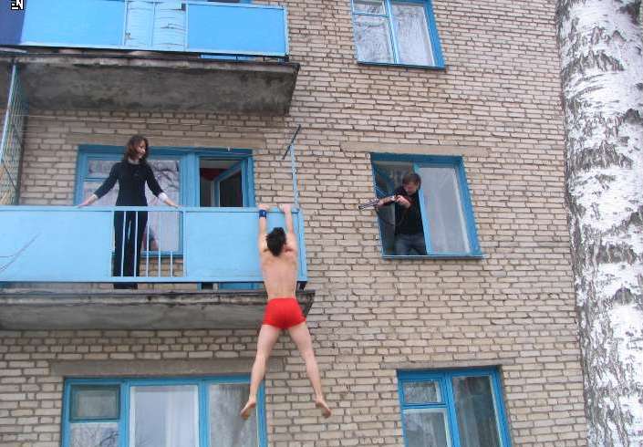 Фото голой девушки на балконе в танце