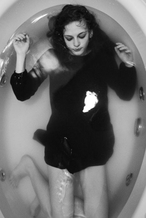 Потрепанная манда горячей суки в ванной   15 фото эротики