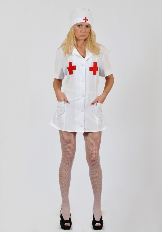 Жена позирует в костюме медсестры