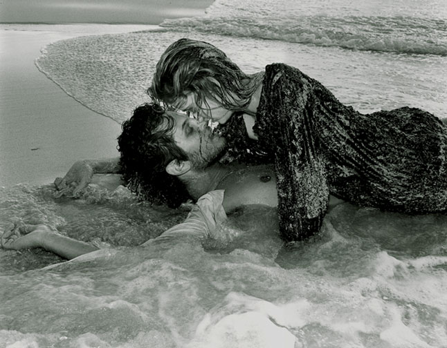 Страстные лесбиянки занялись любовью на берегу моря
