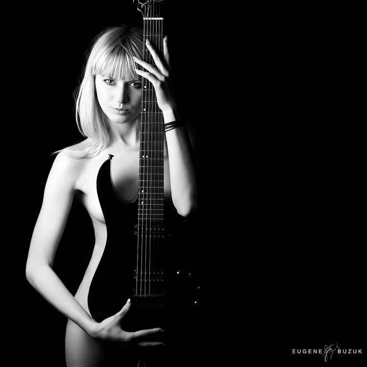 Голая девушка с гитарой - 23 фото