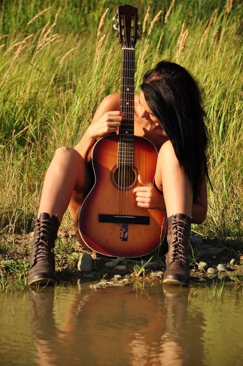 Голая леди с гитарой