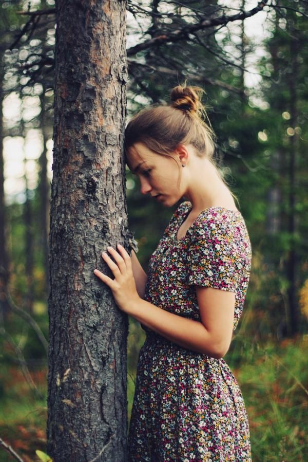 Девка остановилась возле дерева