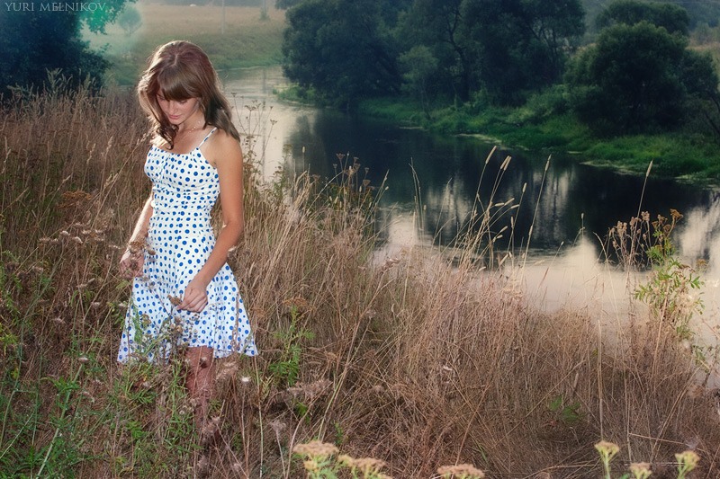 Деревенская девка светит пельменем возле реки