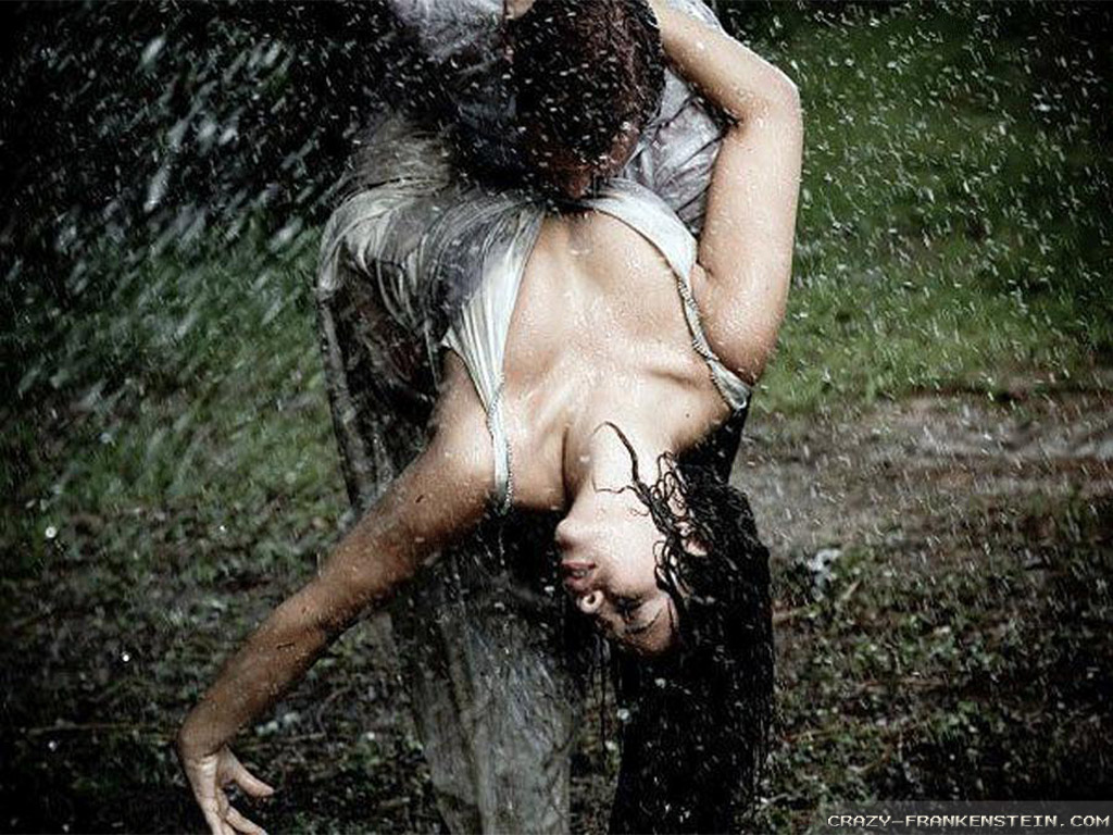 Обнаженная девка бегает под дождем