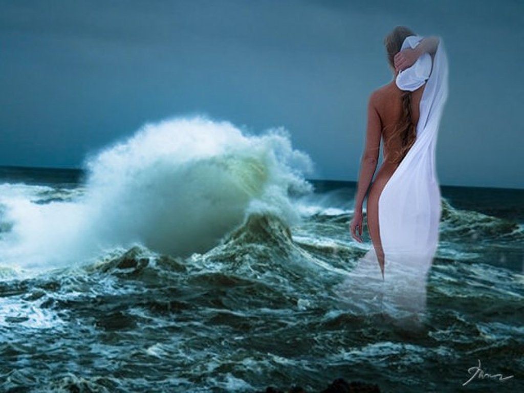 Обнаженная блондинка возле обрыва над морем