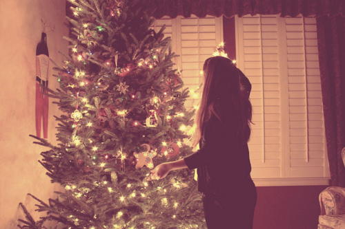 Трахает стоя подружку возле новогодней елки
