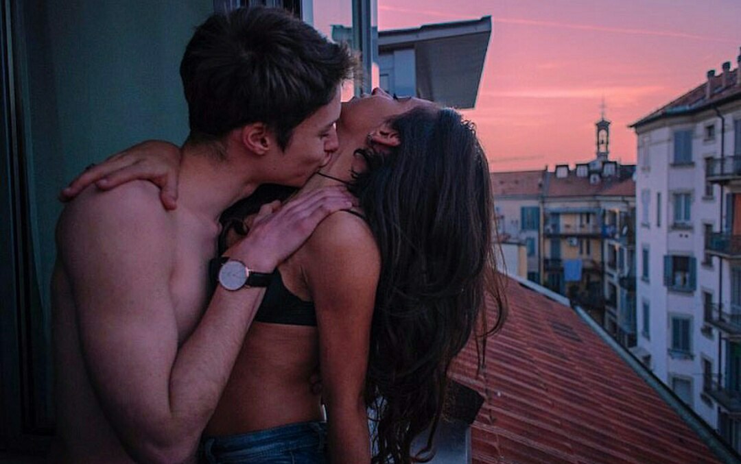 Влюбленная пара из России занялась страстным сексом перед зеркалом