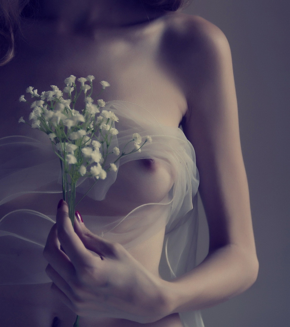 Нежная голая дама с цветочками