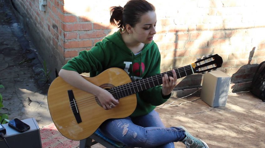 Девушка красиво поет под гитару – буду твоей стеной текст