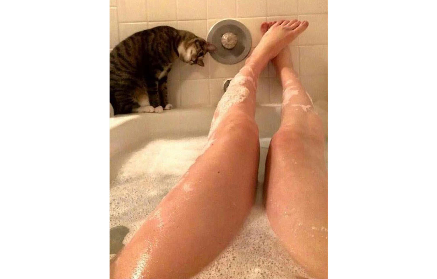 Мокрая британка решила сделать себе в ванной очень приятно