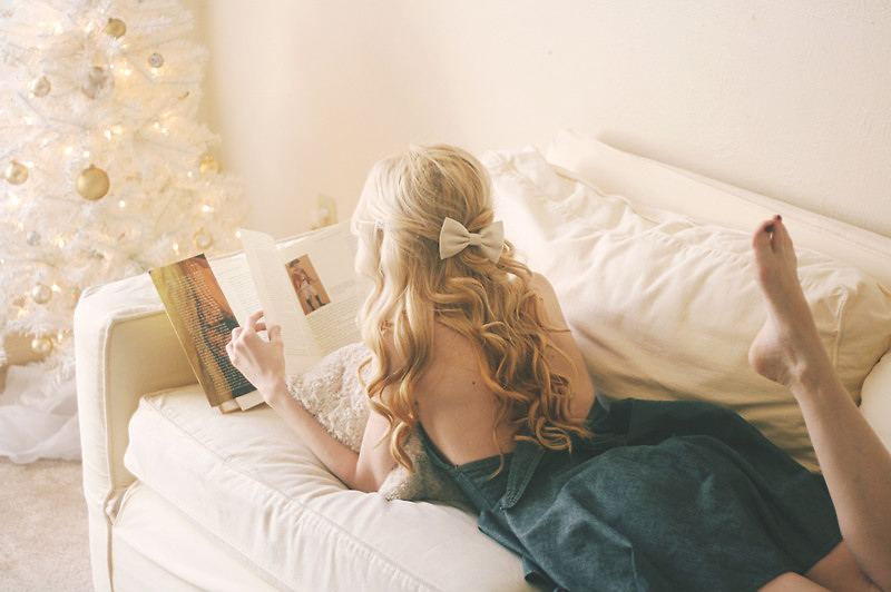 У блондинки с длинными волосами сидящей на диване большой клиторок