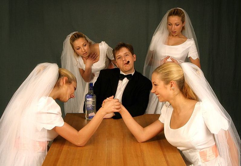 Невесту пустили по кругу дружки жениха
