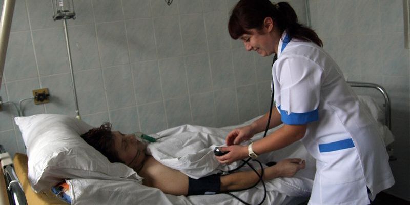 Красивая брюнетка медсестра в черных чулках трахается со своим пациентом 