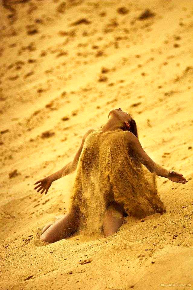 Вся в песке голая блондинка в пустыне