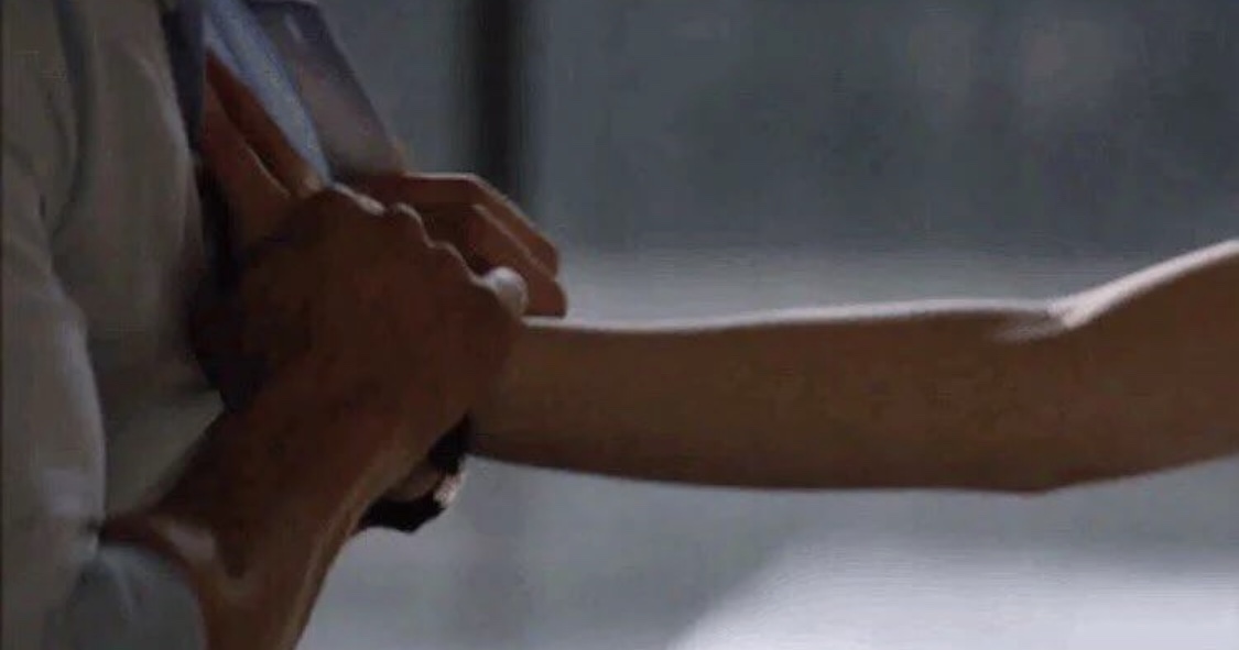 Азиатская жена обхватывает болт мужа пальцами с красными ногтями и сосет фаллос