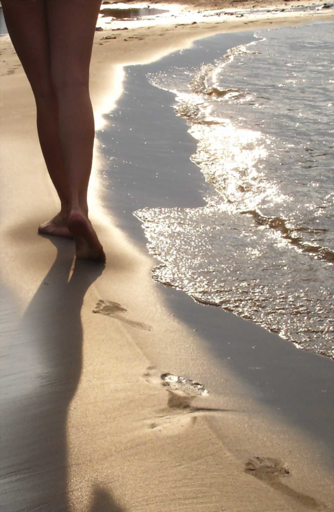Ласковая милашка любуется горизонтом лежа на песке
