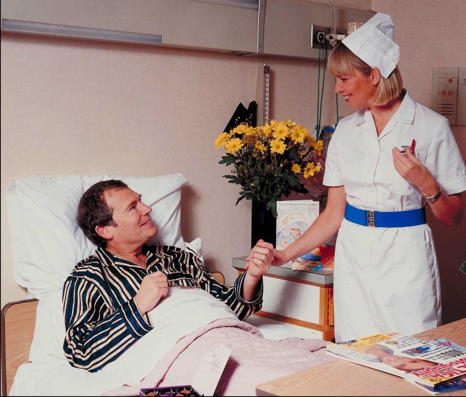 Коллега с пациентом приспособили латексную медсестричку