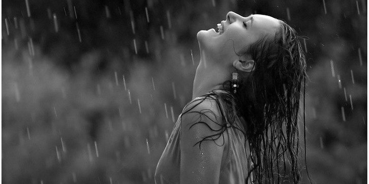 Она подставила лицо обильному золотому дождю и наслаждалась получаемыми ощущениями