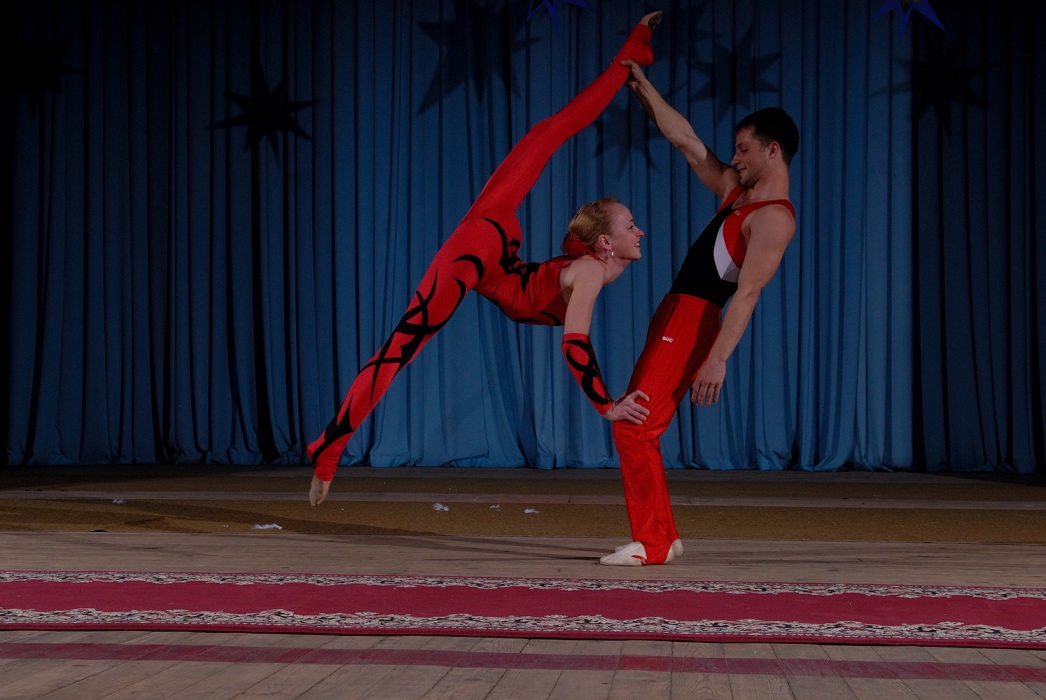 Акробатические сексуальные этюды молодой циркачки на любовном свидании