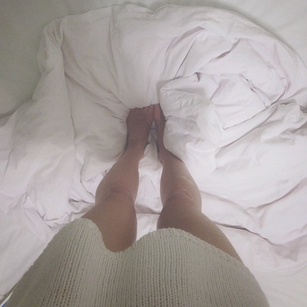 Зацелованная блондинка позирует в белье на кровати не вытирая следы от помады