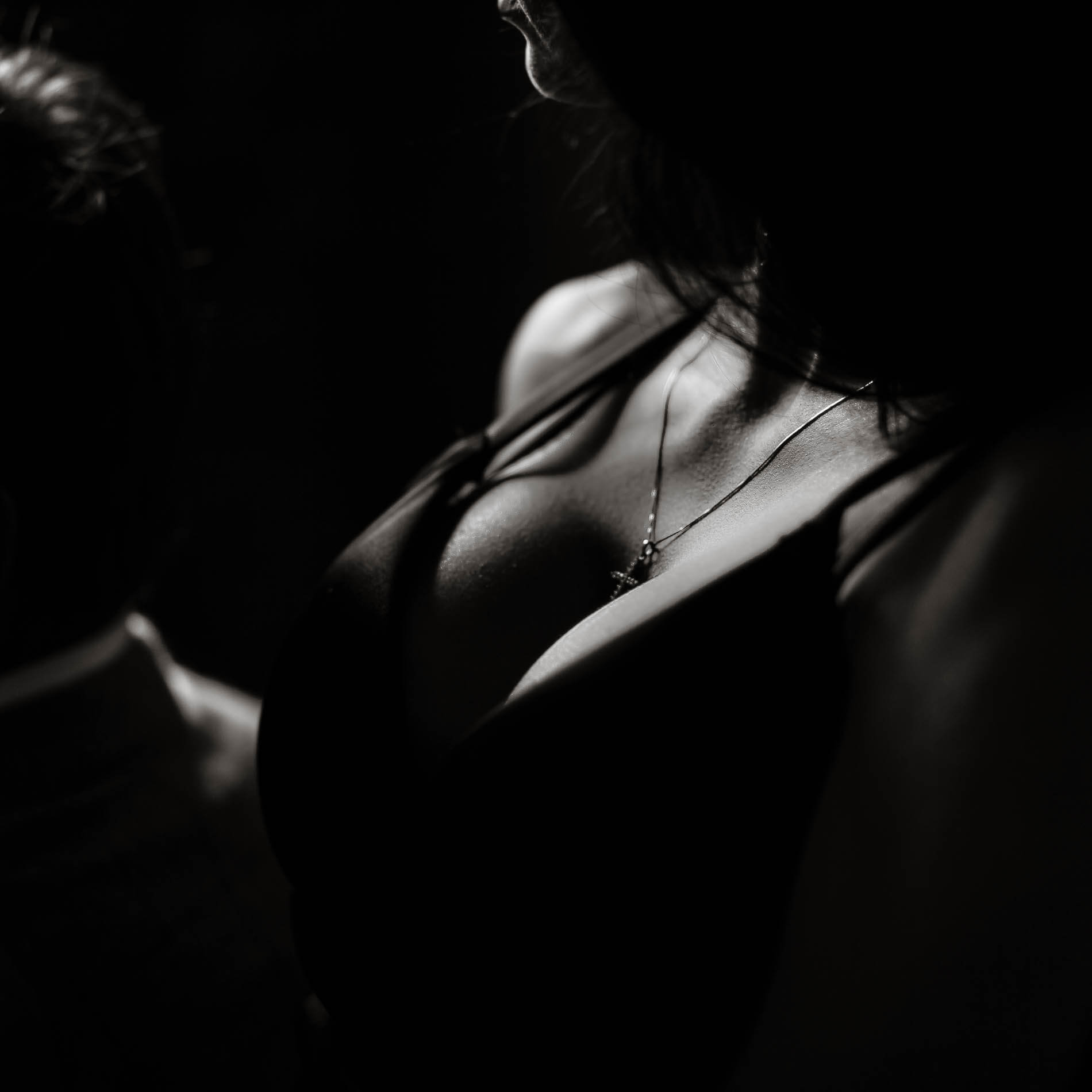 Жена в чёрном белье открывает грудь фото