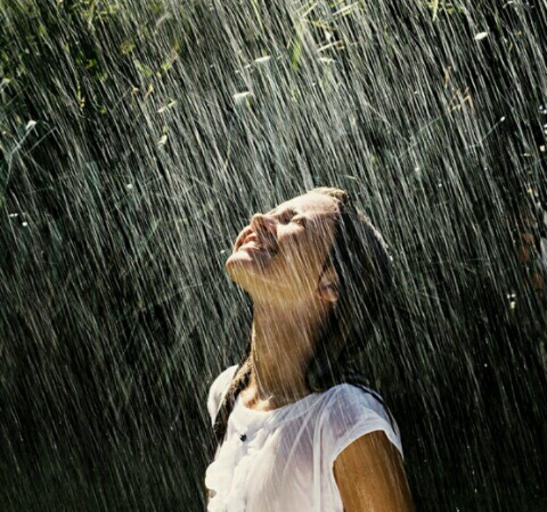 Она подставила лицо сильному золотому дождю и наслаждалась получаемыми ощущениями