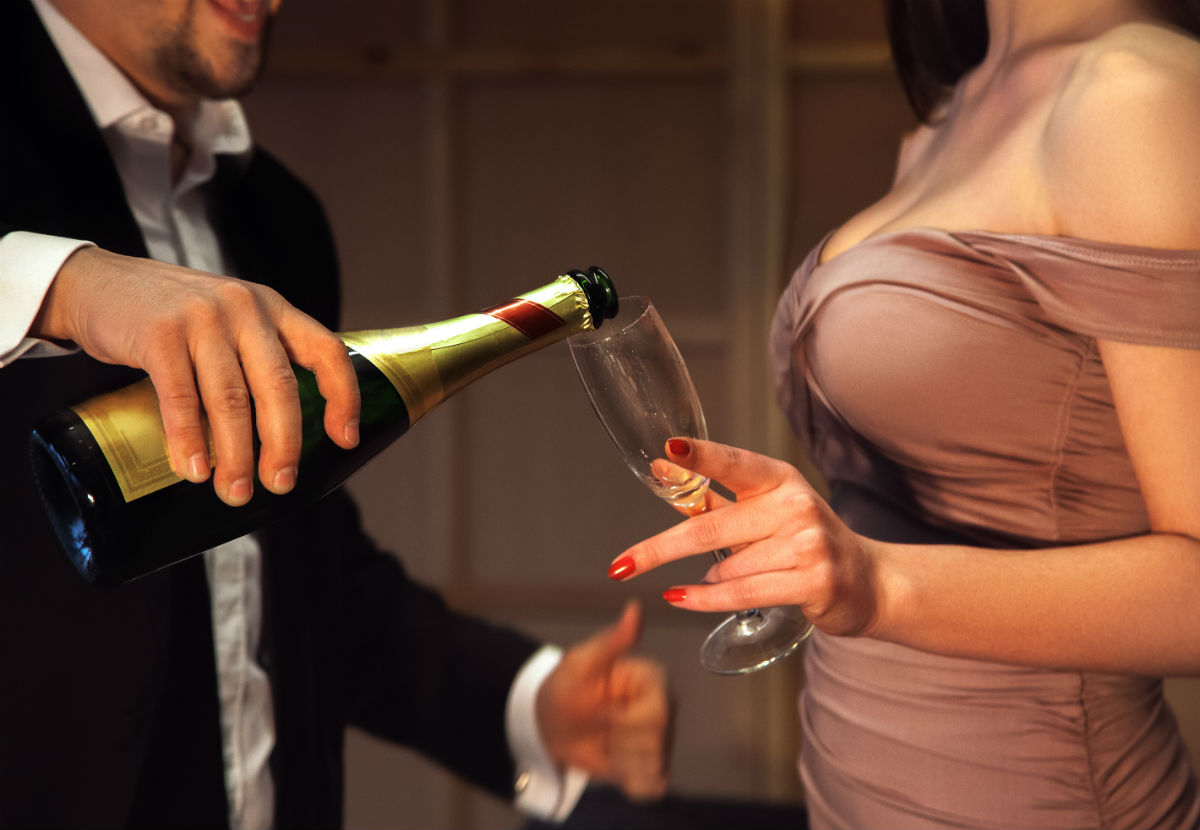 Бокала шампанского хватило чтобы согласиться на мжм с неграми