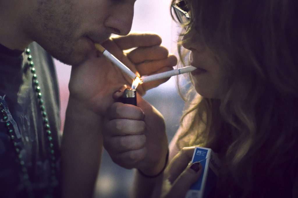 Унитазная эротика с сигаретой во рту