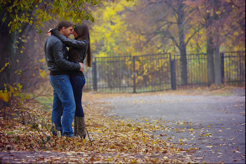 Секс молодой парочки после поцелуев в парке среди желтой листвы. 