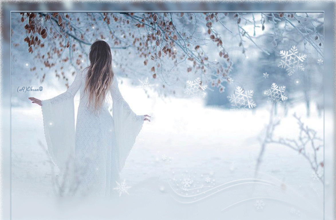 Девица зимой делает красивые эро фоточки на фоне снега