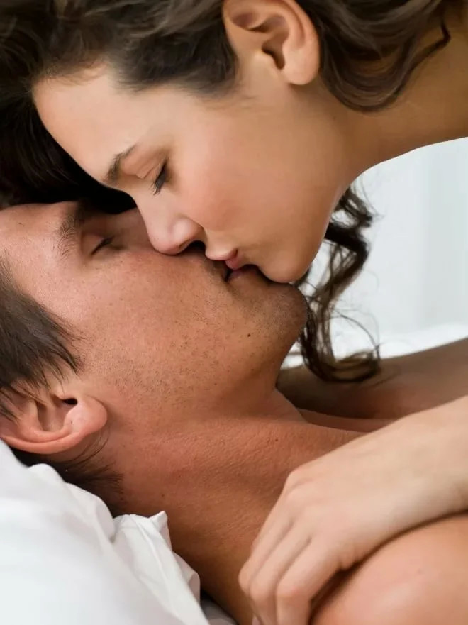 Нежные поцелуи доводят влюбленную пару до жаркого траха