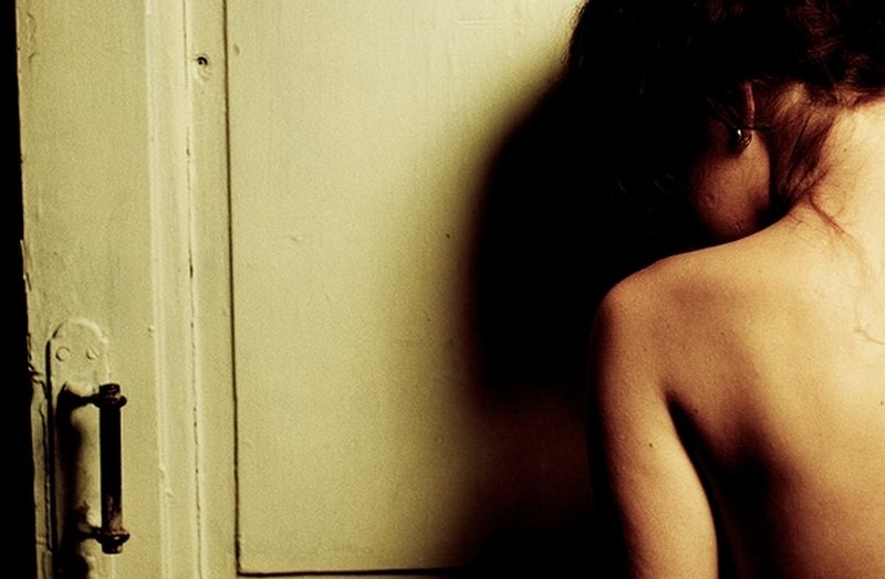 Сексуальное тело молоденькой Aaliyah возле двери