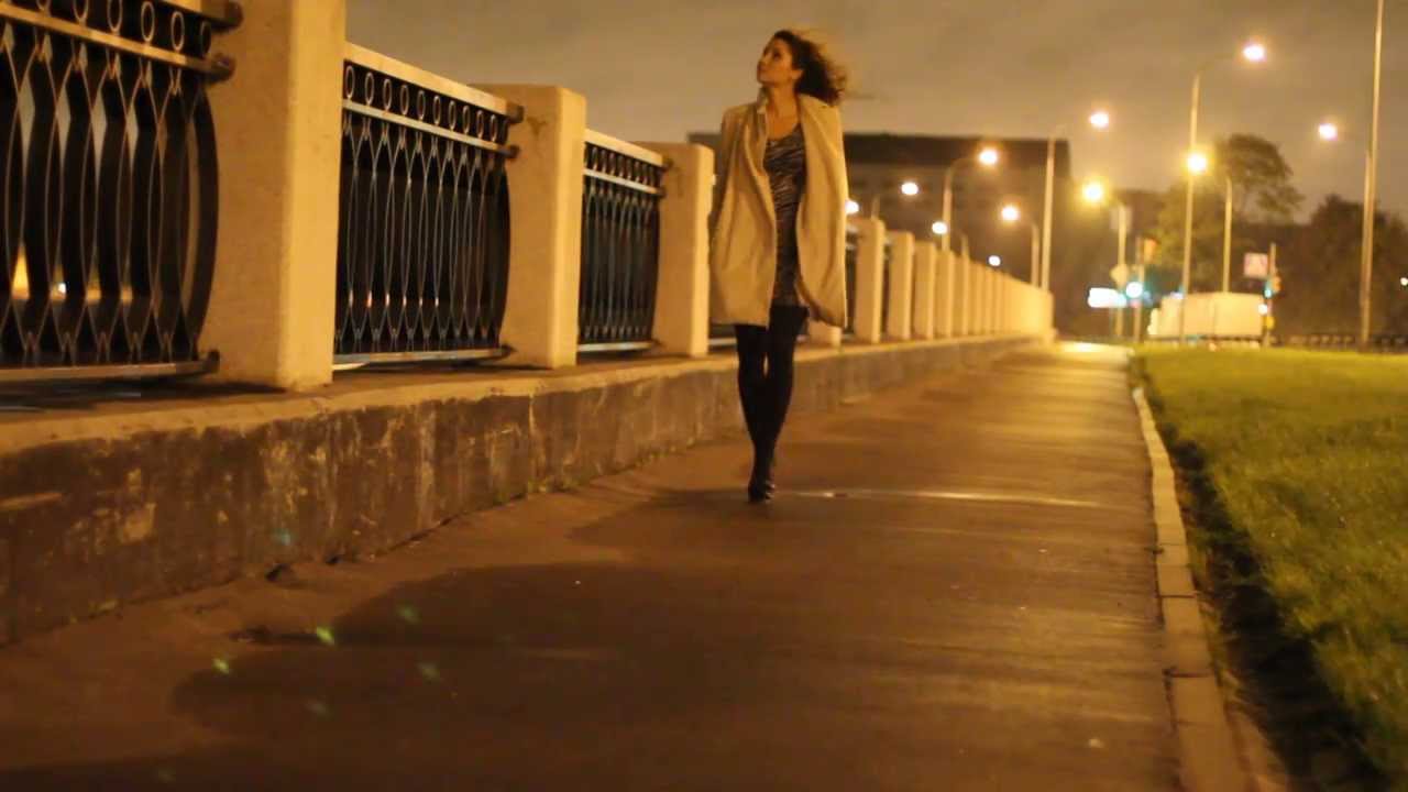 Голая Лариса гуляет по ночному Петербургу