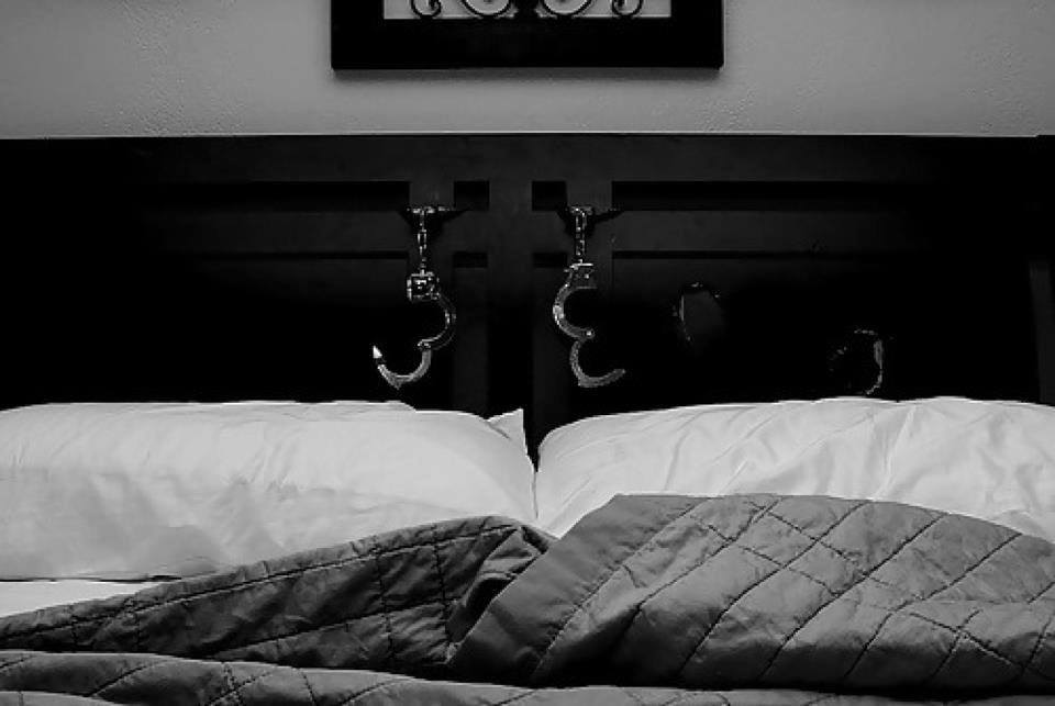 Кудрявая мулатка в наручниках на кровати обласкала гигантский премиум член