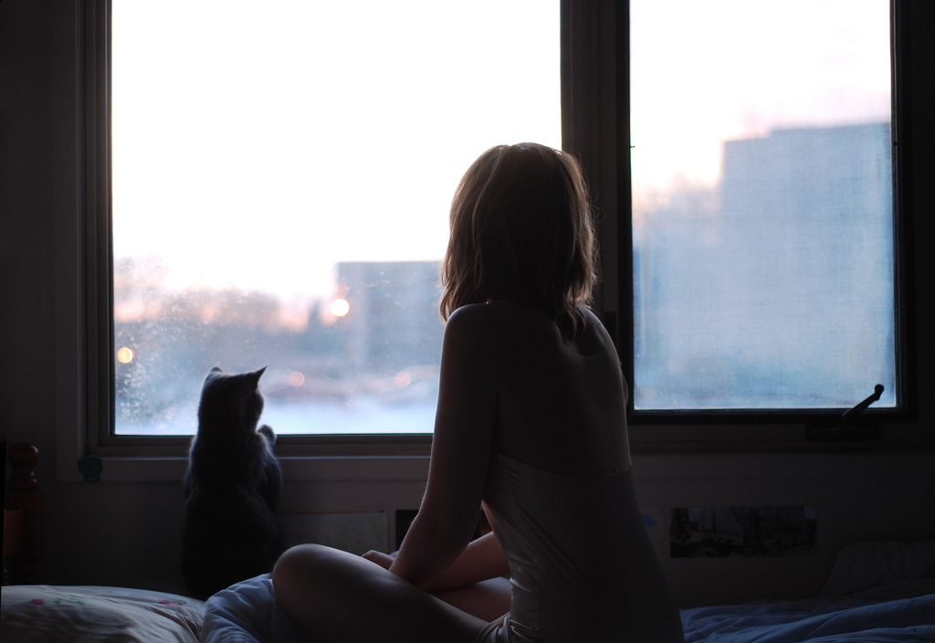 Фото девушки лапающей сиськи у окна