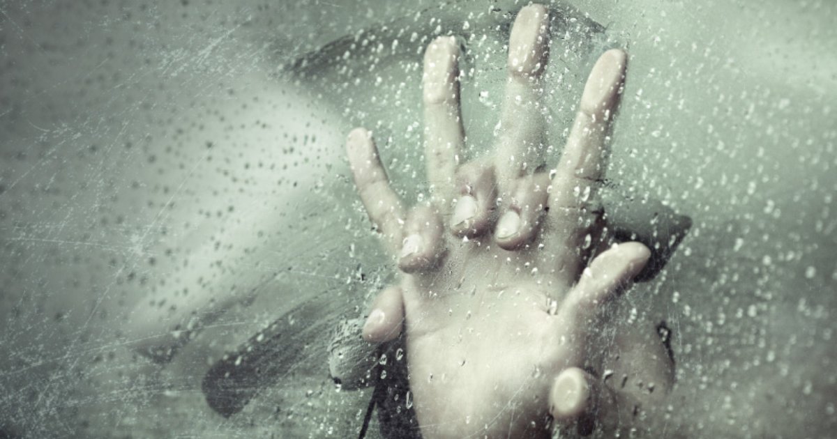 Жена прислонила зад к мокрому стеклу в душе. фото