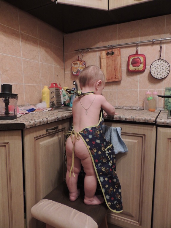 Голая мамочка на кухне