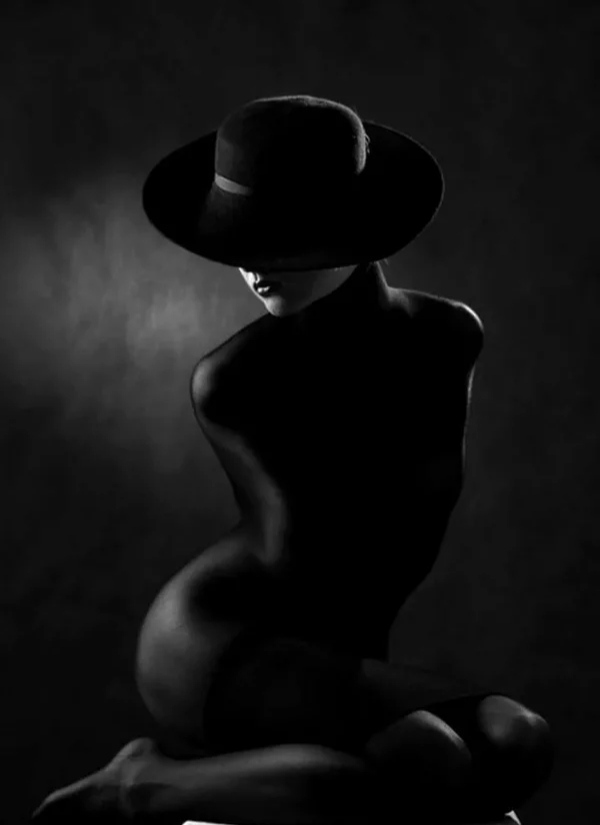 Эротическая ню фотосессия зрелой женщины в черно белом стиле