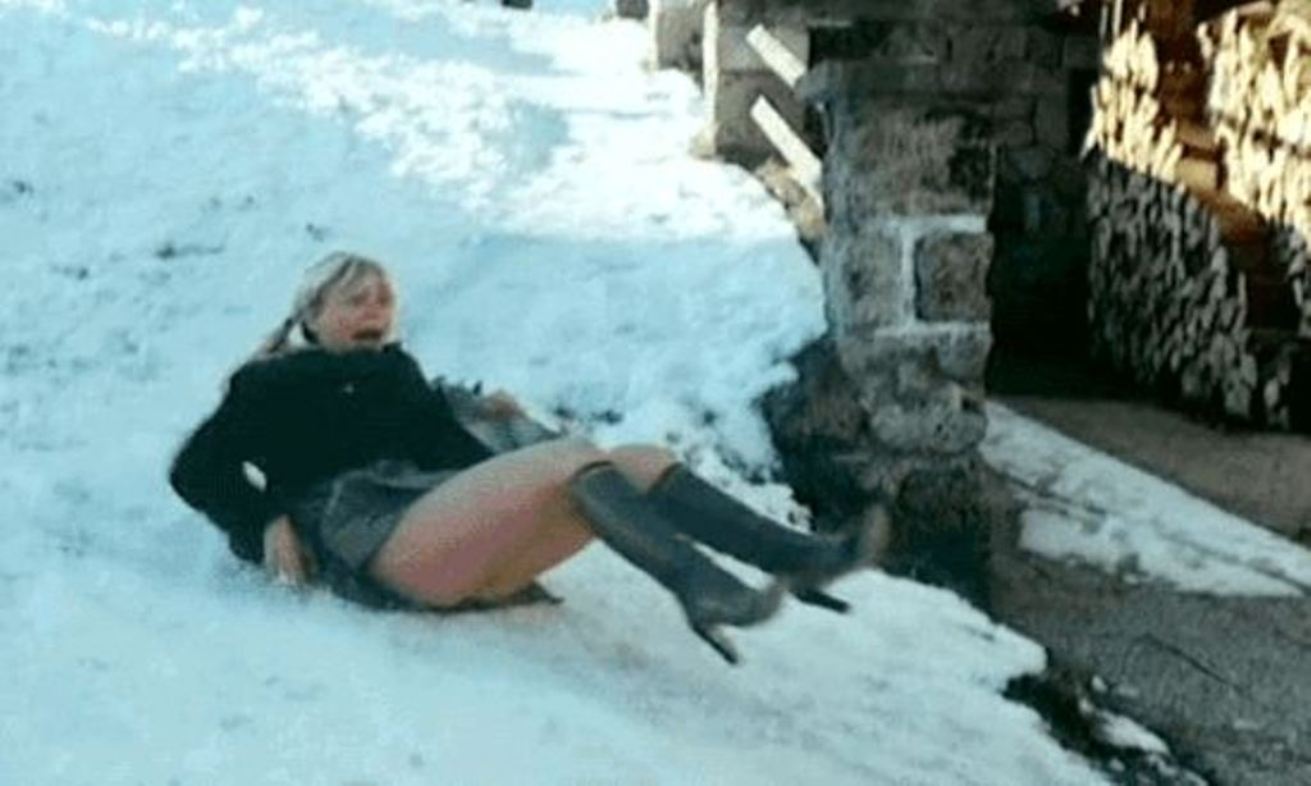 Замерзнув зимой на улице любовники отправились греться жарким сексом