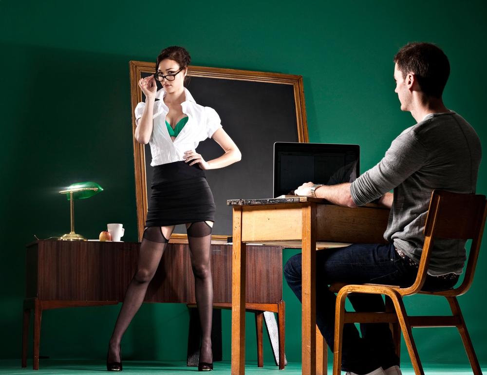 Учитель трахает на столе молодую студентку
