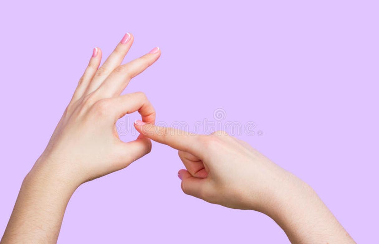 Девушка освобождается от трусиков чтобы показать свою пизденку и побаловать ее пальчиками 