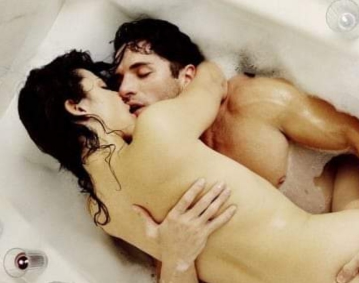 Любовница с голой грудью делает фото в ванне фото