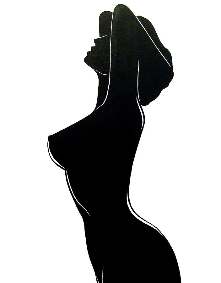 Красавица в черном платье показывает цветные рисунки на теле