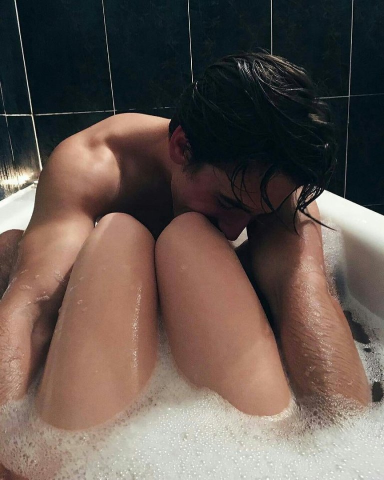 Голая подружка оголяет стояк чувака и занимается с ним сексом в ванной комнате