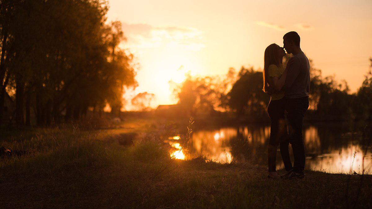 Русская пара романтиков занимается сексом в поле на закате