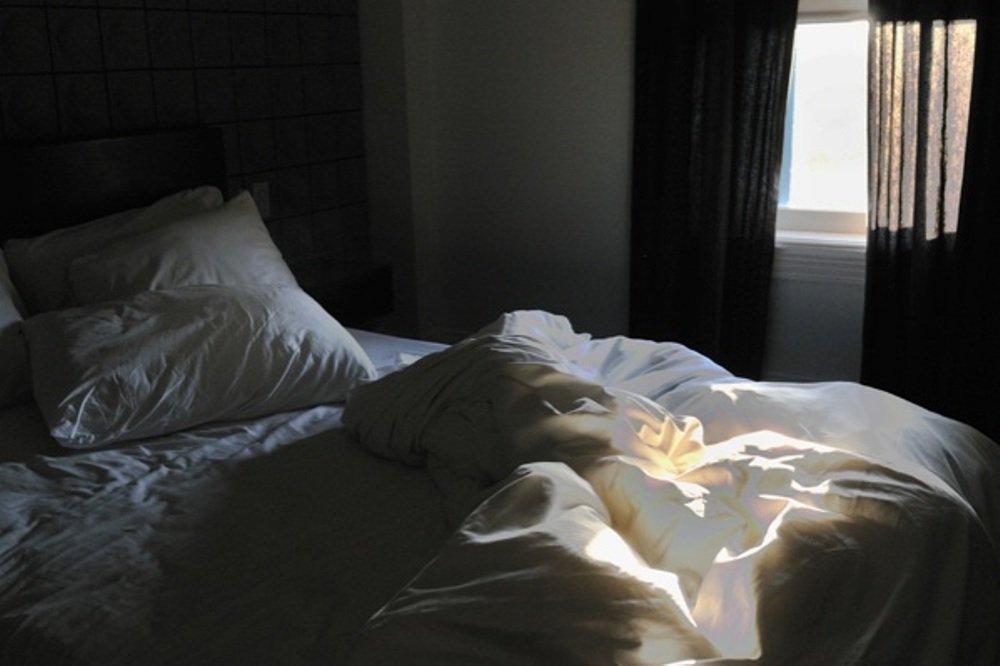 Домашний хардкор с подвижной красоткой утречком на кровати снят на видео