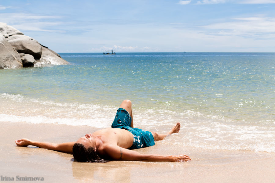Мужик на пляже снимает девушку на пляже в желтом купальнике