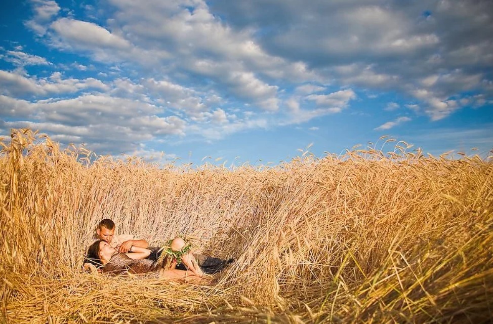 Фото краль с красивыми сиськами в поле